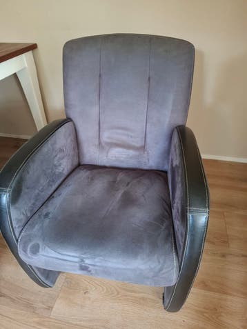 GRATIS 4 eetkamerstoelen met wieltjes - 1 met lichte beschad