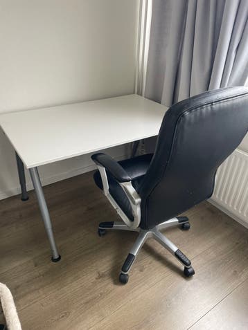 Bureautafel en stoel.