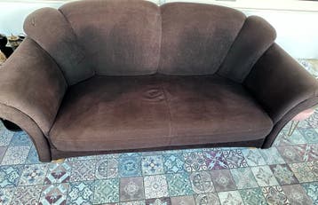 Comfortabele zwart/bruine tweezitsbank