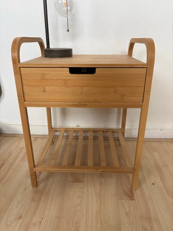 GRATIS: Houten nachtkastje met lade en lamp
