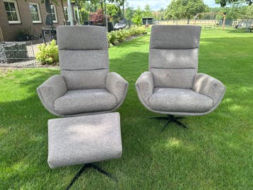 2x Grijze draai fauteuils met voetenbank. Gratis ophalen.