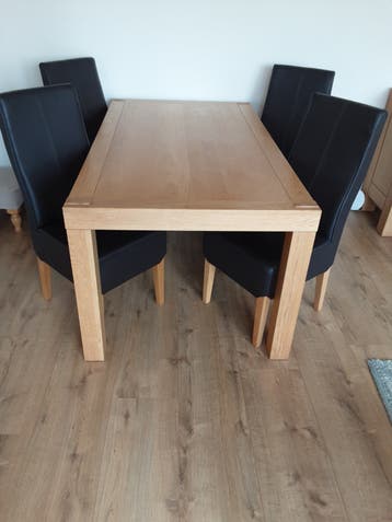 EETTAFEL MET 4 LEDEREN STOELEN--GRATIS OPHALEN IN WAGENINGEN