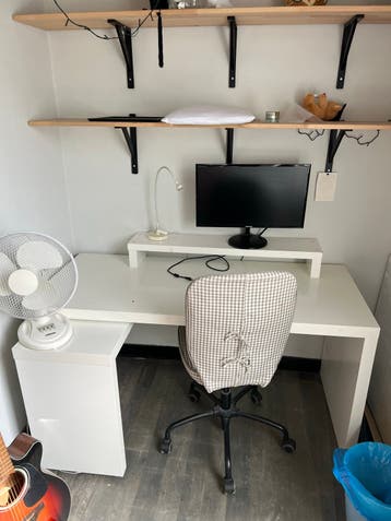 Ikea Malm bureau met uitschuifdeel, kabelgoot en verhoging