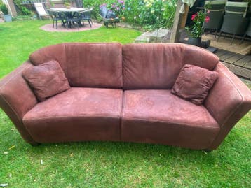 Comfortabele bruine bank met kussens