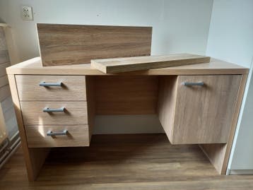 Bureau met lades, opbergvak en bijpassende legplanken