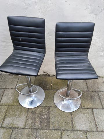 Set van 2 zwarte barkrukken met metalen onderstel