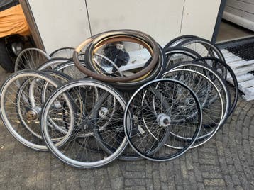 PARTIJ GEBRUIKTE FIETS WIELEN 28 & 26 INCH Gratis