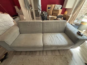 Comfortabele grijze bank met houten poten