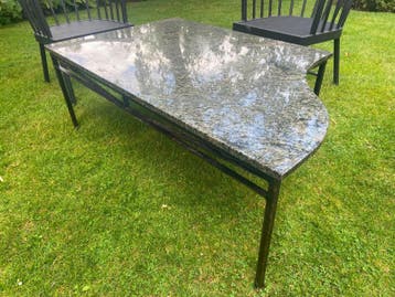 Lage tafel met granieten blad en metalen onderstel