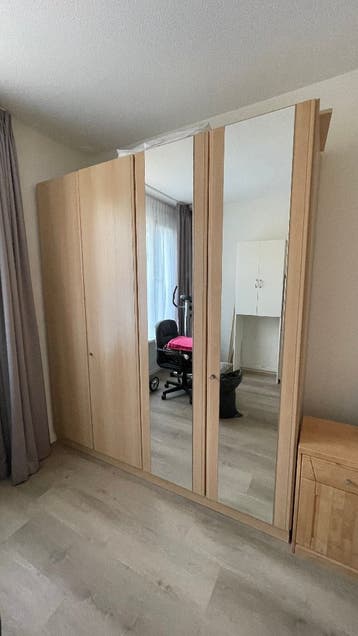 Hoge linnenkast beukenkleur 4 deuren 2 met spiegel