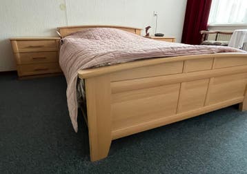 Bed 2 pers. + kastjes, matras en Boss bodem