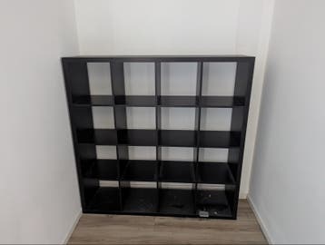 Zwart vakkenkast in goede staat, voor vrijdag ophalen