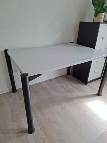 Grijs bureau met zwarte poten, 120x80 cm