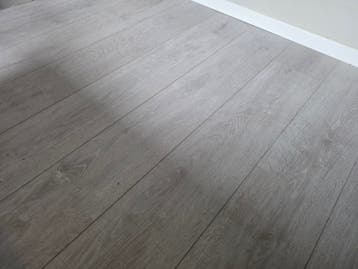 Grijze laminaatvloer, ca. 4m2 met extra planken