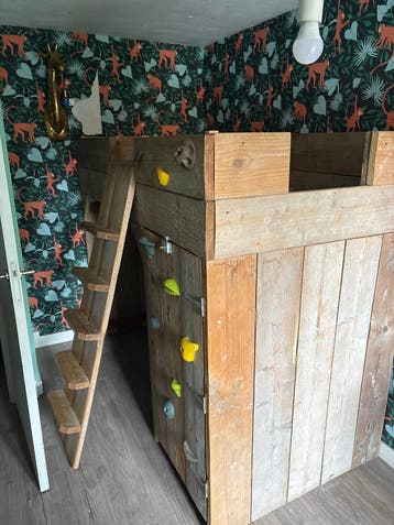 Hoogslaper van steigerhout met trap