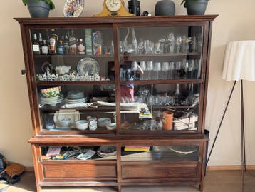 Zeer nette Teakhouten buffetkast met glazen schuifdeuren