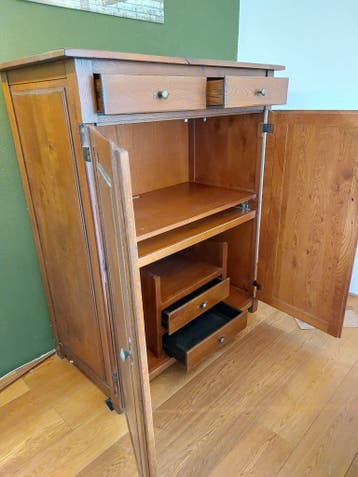 Mooie ruime houten computerkast