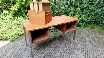 GRATIS! Degelijk bureau hout en ijzer - gratis af te halen