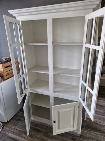 Witte vitrinekast met glazen deuren en planken