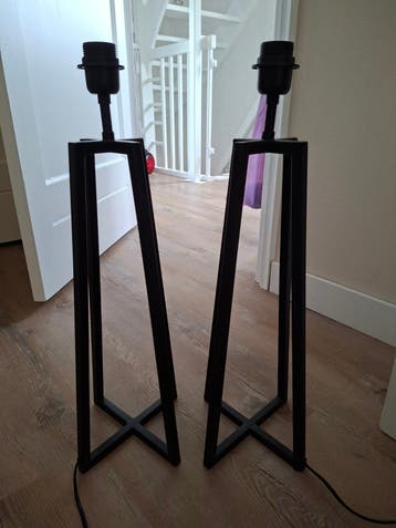 2 zwarte tafellampen