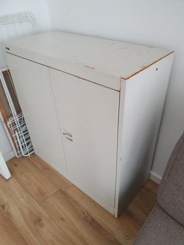 Metalen (ijzer)archiefkast met 2 deuren en planken