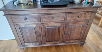 Massief houten dressoir met lades en deuren