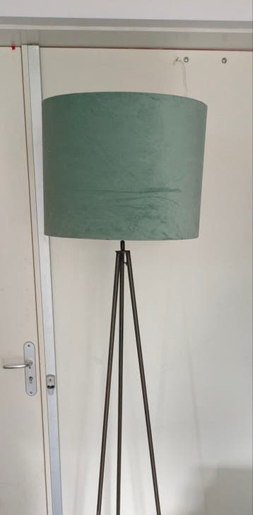 Gratis: moderne industriële lamp met groene velvet kap