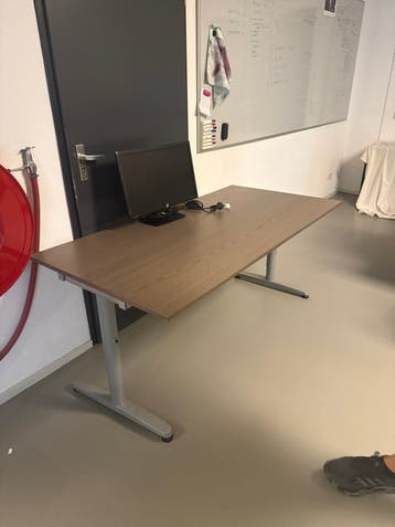 Ruim bureau met verstelbare poten - Gebruikt