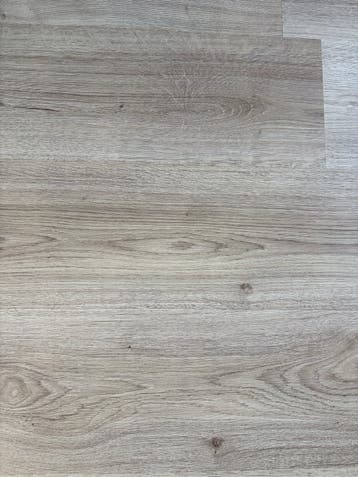 Lichtgrijs laminaat met houtnerf