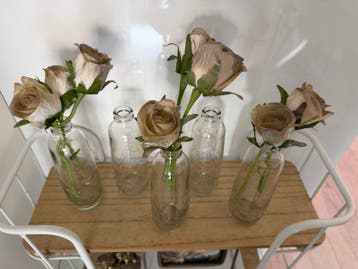 Set van 5 glazen vaasjes met kunstbloemen