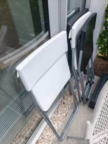 Gratis Ikea klapstoeltjes (wit en zwart)