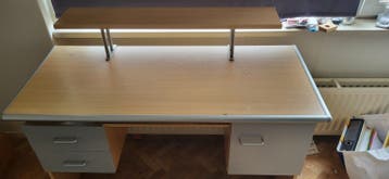 Ruim bureau met opzetstuk en lades