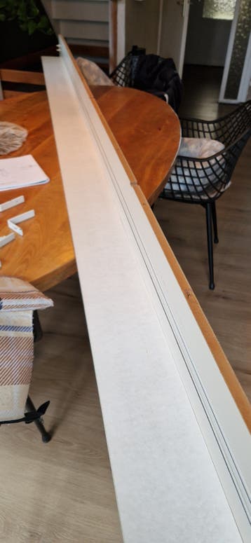 Dubbele gordijnrails met houten ombouw