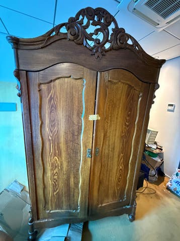 Vintage Kast met Sierlijk Houtsnijwerk