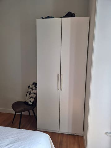 Witte kledingkast met hang- en legruimte