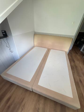 Tweepersoons bed met hoofdbord - Zo goed als nieuw
