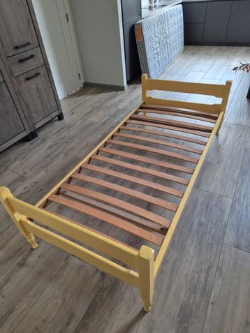Eenpersoonsbed met lattenbodem en matras - Geel