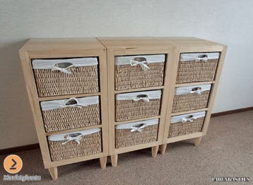 Drie houten ladenkastjes
