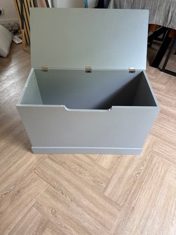 Grijze houten speelgoedkist met deksel