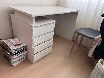 Wit bureau met lades