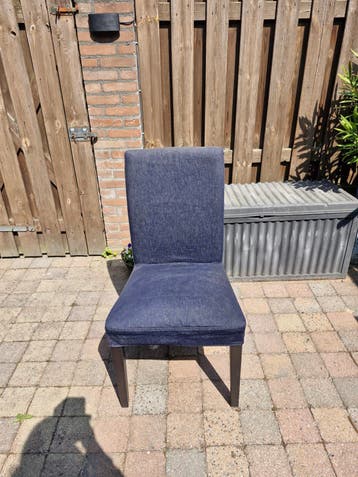 6 donkerblauwe eetkamerstoelen met lichte verkleuring