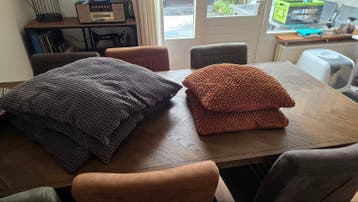 Set van 5 sierkussens: 3 grijs, 2 oranje
