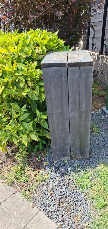 zuil gemaakt van steigerhout