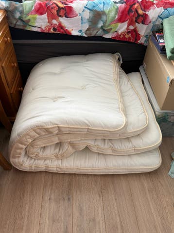 Topper bed