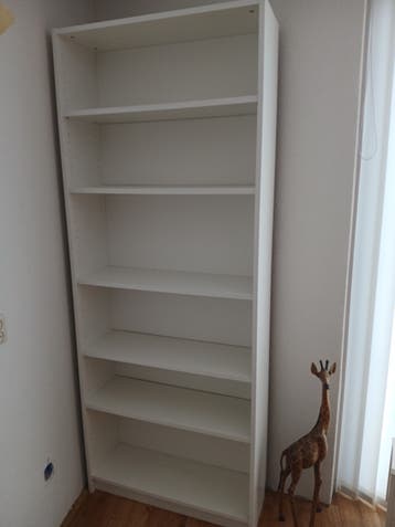 Mooie witte boekenkast