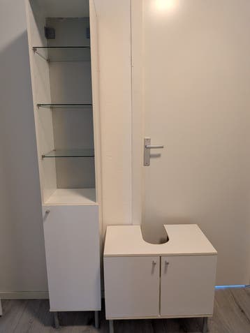 Wastafelkast en hoge kast voor badkamer