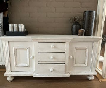 Gratis wit  mini dressoir met lades en deuren