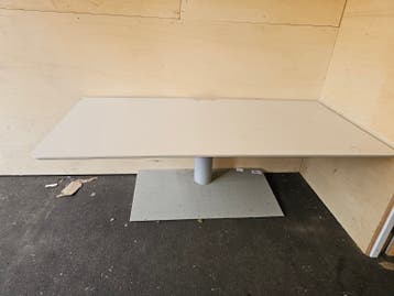 Modern wit bureau met centrale poot