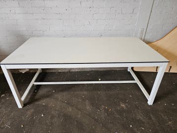 Witte rechthoekige tafel met metalen onderstel