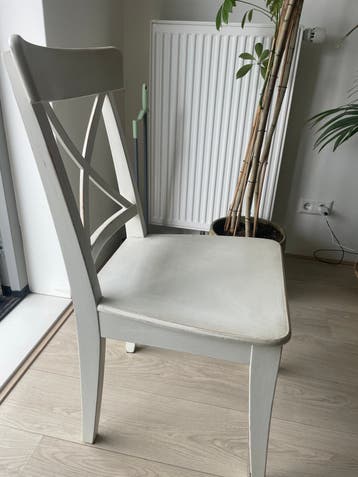 6 Witte houten stoelen met kruisrug